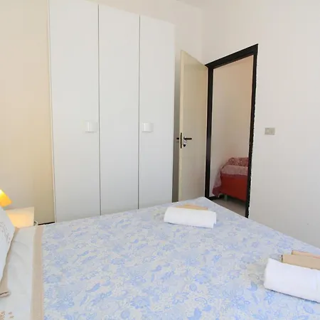 Sarzi 8 - 2' Piano Apartment *